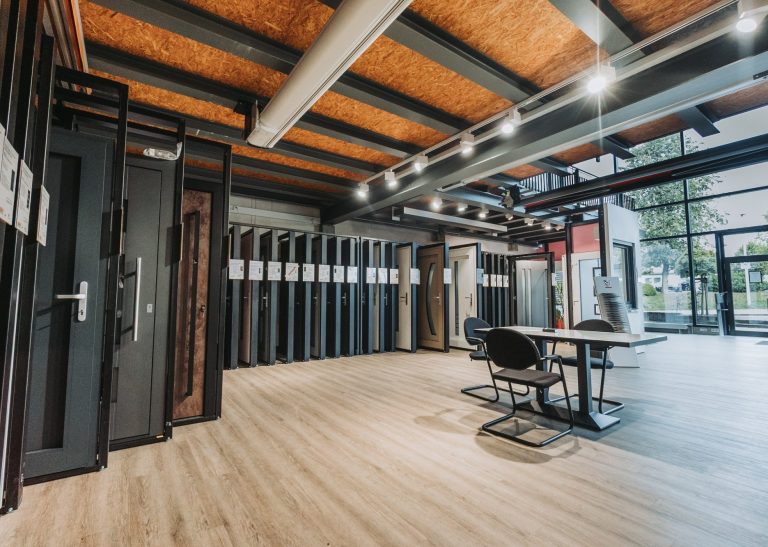 Bildrechte: Peters Fenster Fenster mit Rollläden in einem modernen Gebäude, Sicht auf den Außenbereich.