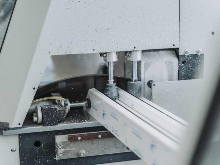 Bildrechte: Anton Peters GmbH 6 Co. KG Fensterprofile liegen aus einem Montagetisch zur weiteren Verarbeitung